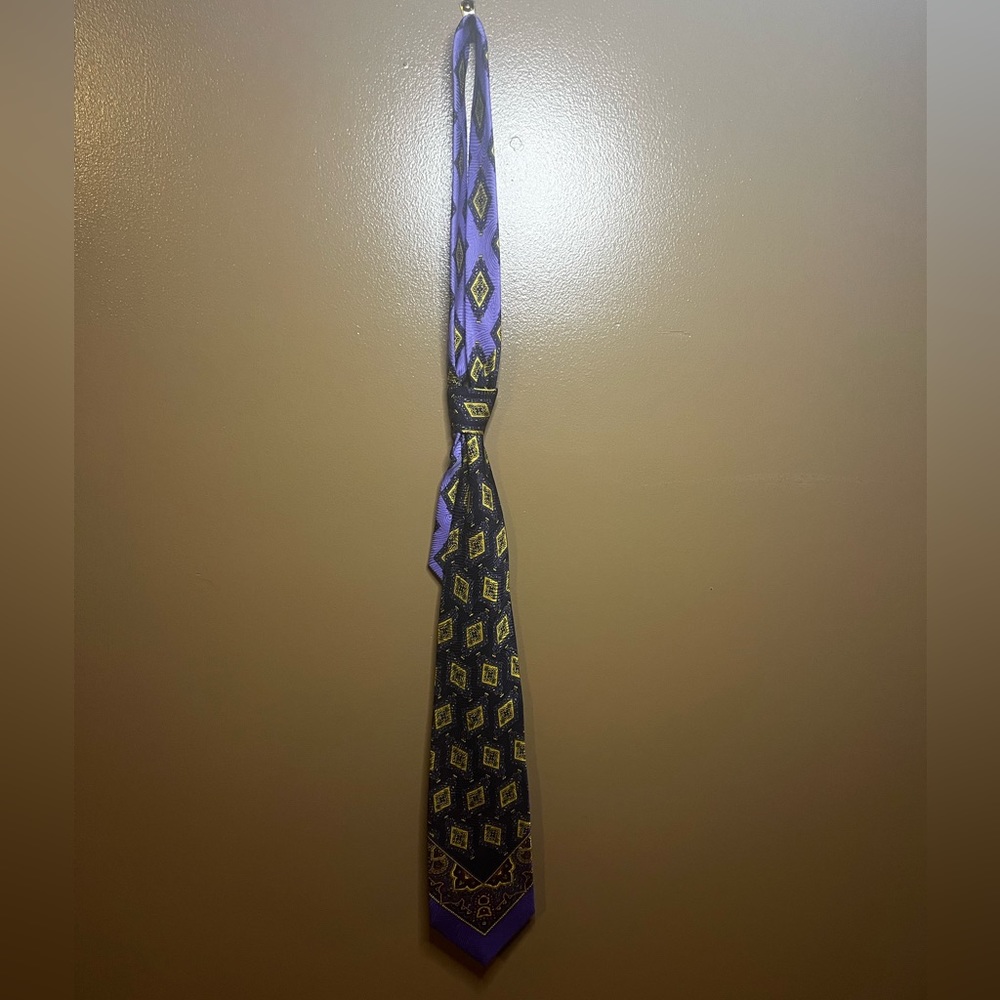 V2 by Versace tie
